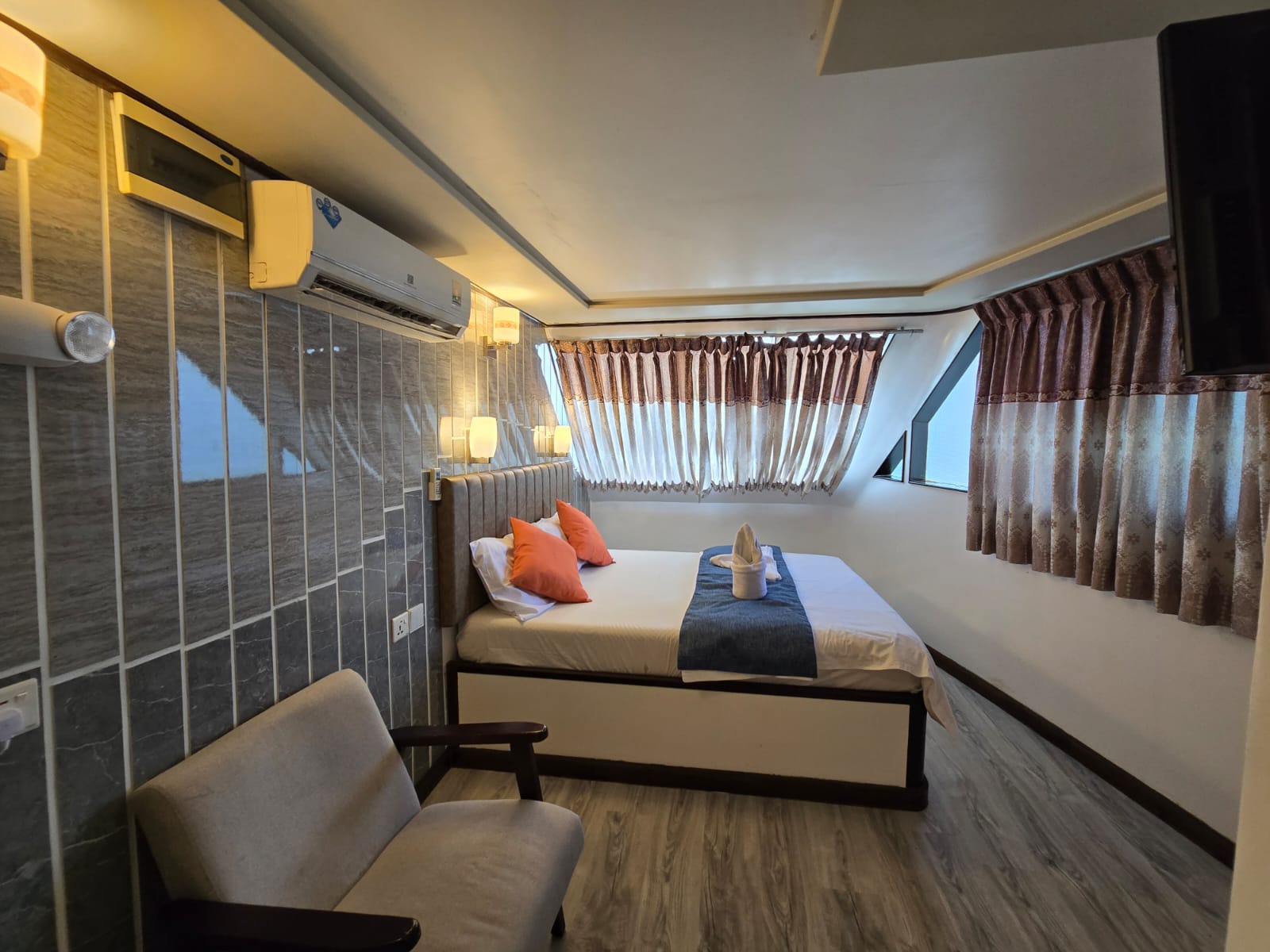 Ari Queen sun deck